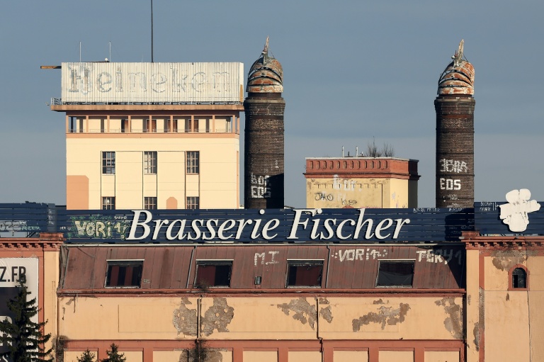 Les anciens bâtiments des brasseries Heineken (G) et Fischer à Schiltigheim, en banlieue de Strasbourg, le 16 janvier 2026