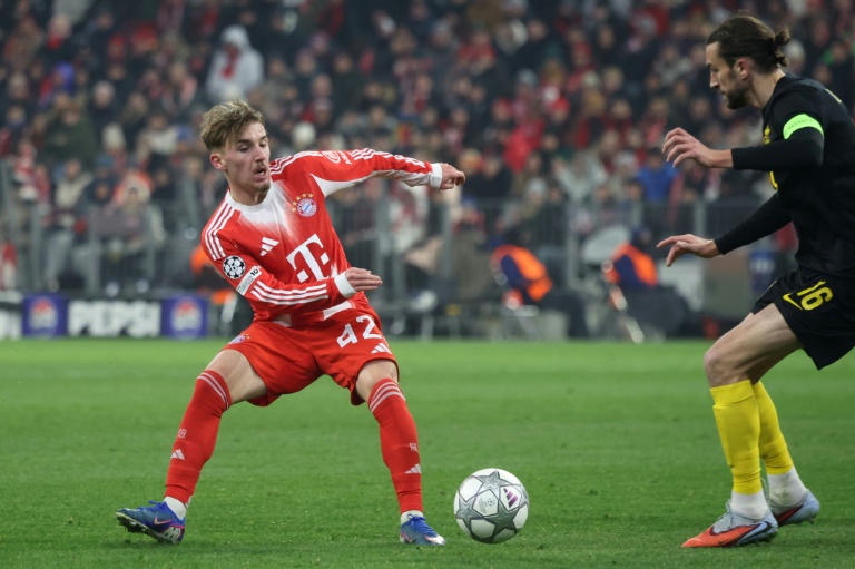 Le milieu de terrain du Bayern Munich Lennart Karl (à gauche) à la lutte avec l'attaquant anglais de l'Union St-Gilloise Christian Burgess, pendant le match de Ligue des champions mercredi à Munich.