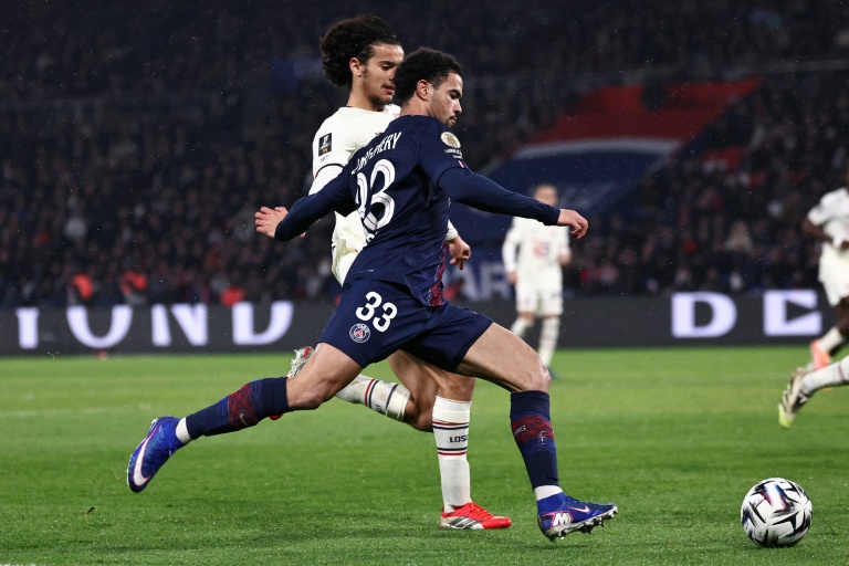 Le milieu du Paris Saint-Germain en action contre Lille au Parc des Princes le 16 janvier 2026 à Paris