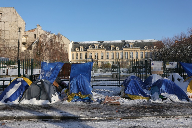 Des tentes de jeunes migrants près du Pont-Marie, dans le coeur historique de Paris enneigé, le 6 janvier 2026