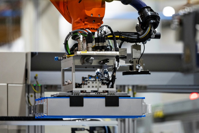 Un robot transporte un composant de batterie électrique chez le fabriquant AESC à Lambres-lez-Douai, dans le Nord, le 13 novembre 2025