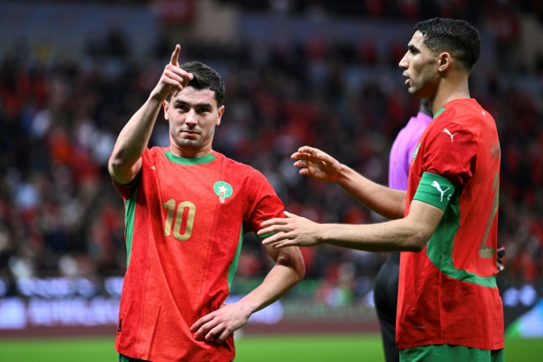 L'attaquant du Maroc Brahim Diaz (à gauche) et son  capitaine Achraf Hakimi contre la Tanzanie en 8es de finale de la Coupe d'Afrique des nations le 4 janvier 2026 à Rabat