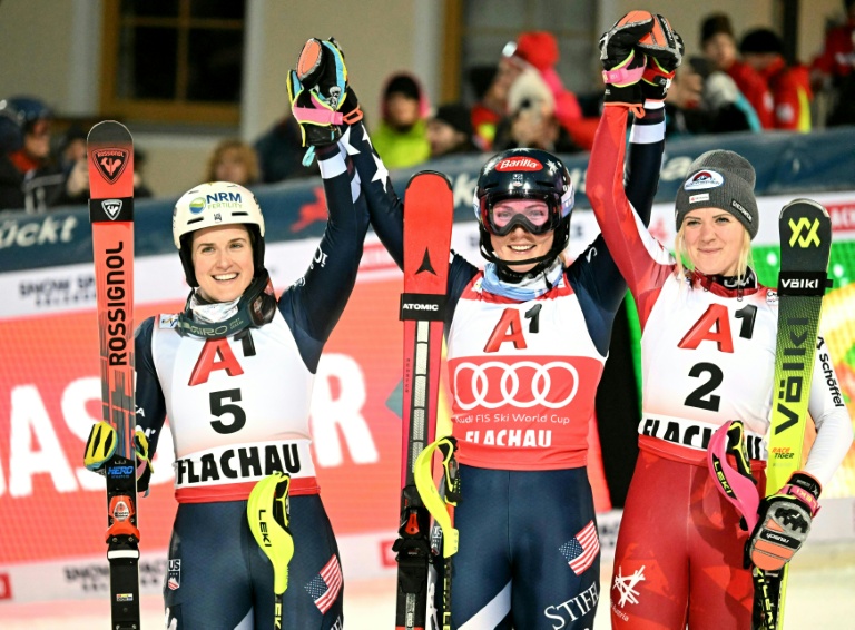 Les Américaines Paula Moltzan (G), 2e, Mikaela Shiffrin (C), vainqueur, et l'Autrichienne Katharina Truppe, (3e), lors du slalom de Flacahu (Autriche), le 13 janvier 2026
