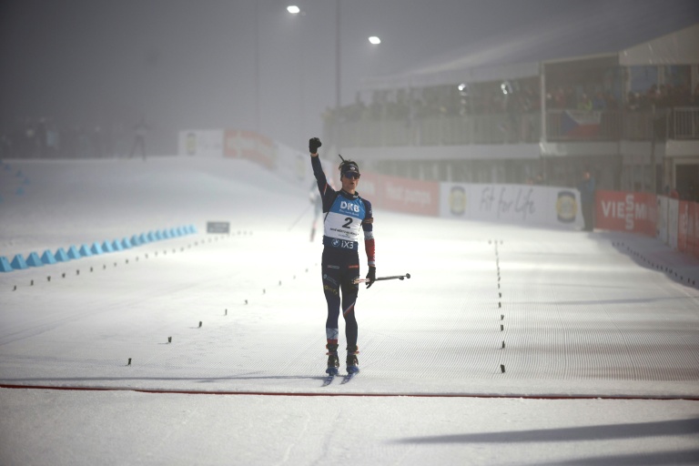 Eric Perrot franchit la ligne d'arrivée de la mass start de Nove Mesto, en République tchèque, le 25 janvier 2026