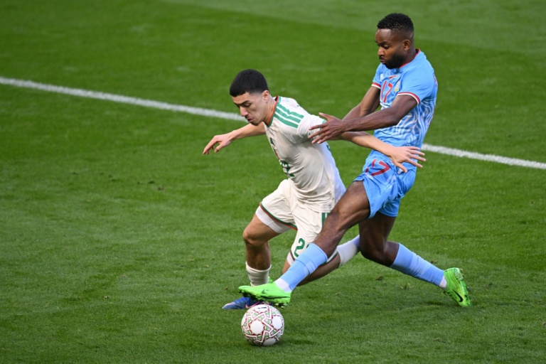 Ibrahim Maza, la jeune pétite de l'Algérie, face à l'attaquant congolais Cedric Bakambu (D) lors d'un 8e de finale de la CAN, le 6 janvier 2026 à Rabat