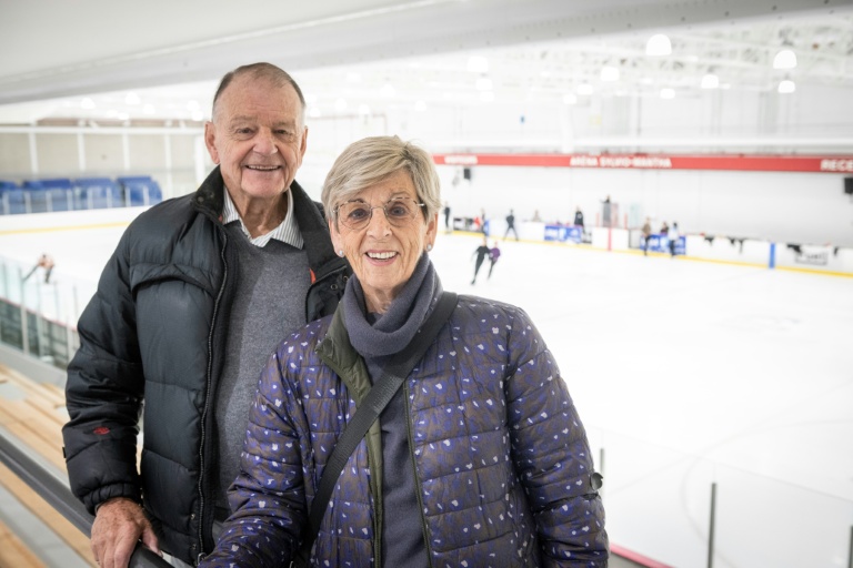 Les Montréalais Anne Belcourt-Lafleur et Marc Belcourt, grands passionnés de patinage, viennent observer les entraînements à Montreal, Québec, Canada, le 14 novembre 2025