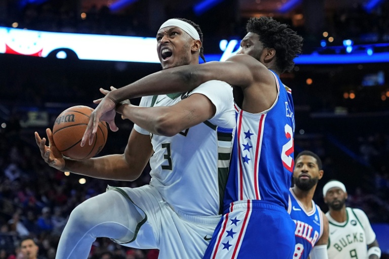 Myles Turner, le pivot des Milwaukee Bucks, fonce vers le panier face à Joel Embiid, le pivot des Philadelphia Sixers, lors d'un match de NBA, à Philadelphie, le 27 janvier 2026