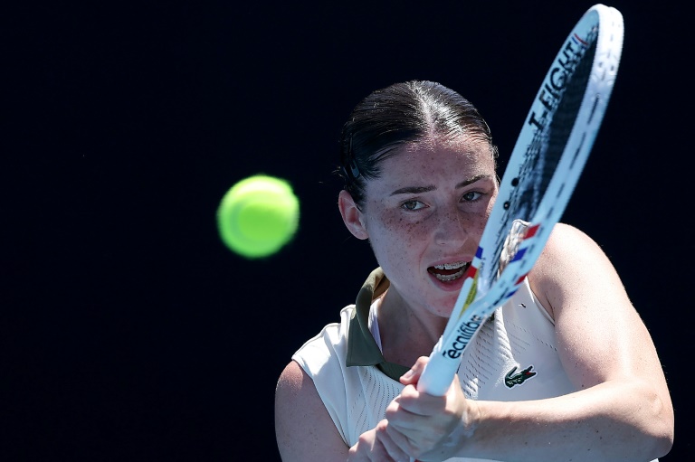 Elsa Jacquemot lors de son match face à la Kazakhstanaise Yulia Putintseva lors du 2 tour de l'Open d'Australie à Melbourne le 21 janvier 2026.