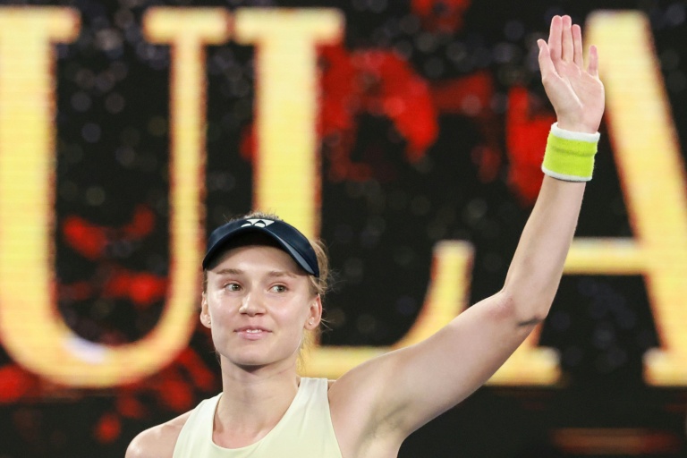 La Kazakhstanaise Elena Rybakina célèbre sa victoire contre la Bélarusse Aryna Sabalenka à l'issue de la finale de l'Open d'Australie, à Melbourne, le 31 janvier 2026