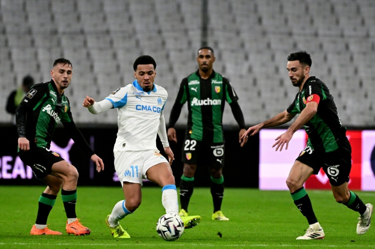 Le jeune Anglais Ethan Nwaneri (2e G), nouvelle recrue de Marseille, buteur lors de la victoire contre Lens (3-1), le 24 janvier 2026 au Stade Vélodrome
