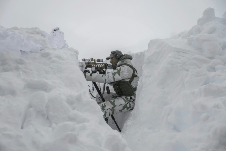 Un chasseur alpin participe à un exercice par temps froid dans les montagnes autour de Sainte-Foy-Tarentaise, le 28 janvier 2026 en Savoie
