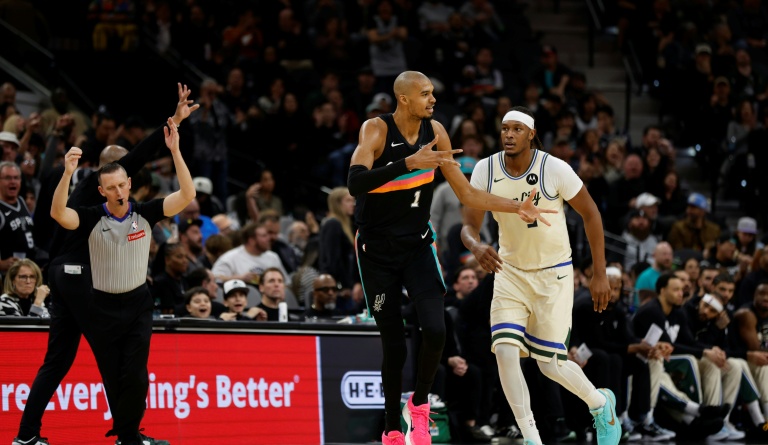 Victor Wembanyama, le pivot français des San Antonio Spurs, célèbre un tir à trois points réussi contre les Milwaukee Bucks lors d'une rencontre de saison régulière de la NBA, à San Antonio, le 15 janvier 2026