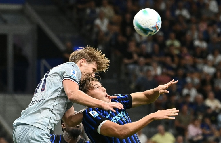 Duel aérien entre le défenseur de l'Udinese Thomas Kristenden et l'attaquant de l'Inter Milan Francesco Esposito lors du match aller à Udinese, le 31 août 2025