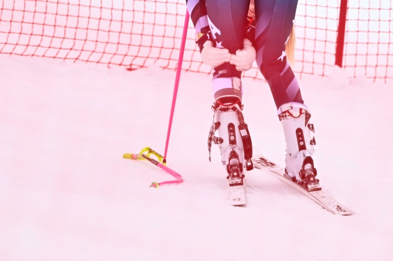 Lindsey Vonn se tient le genou gauche après sa chute lors de la descente de Crans-Montana (Suisse), le 30 janvier 2026