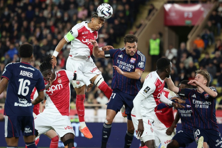 Le défenseur allemand de Monaco Thilo Kehrer (C-G) à la lutte avec le défenseur néerlandais de Lyon Ruben Kluivert (C-D) lors de la victoire lyonnais 3-1, le 3 janvier 2026 au stade Louis-II
