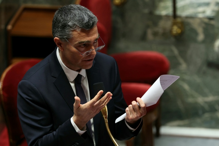 Le député de la Droite Républicaine, Éric Pauget, prend la parole lors d'un débat sur un projet de résolution proposé par le groupe Les Républicains (LR) visant à inscrire les Frères musulmans sur la liste européenne des organisations terroristes, à l'Assemblée nationale, le 22 janvier 2026 à Paris