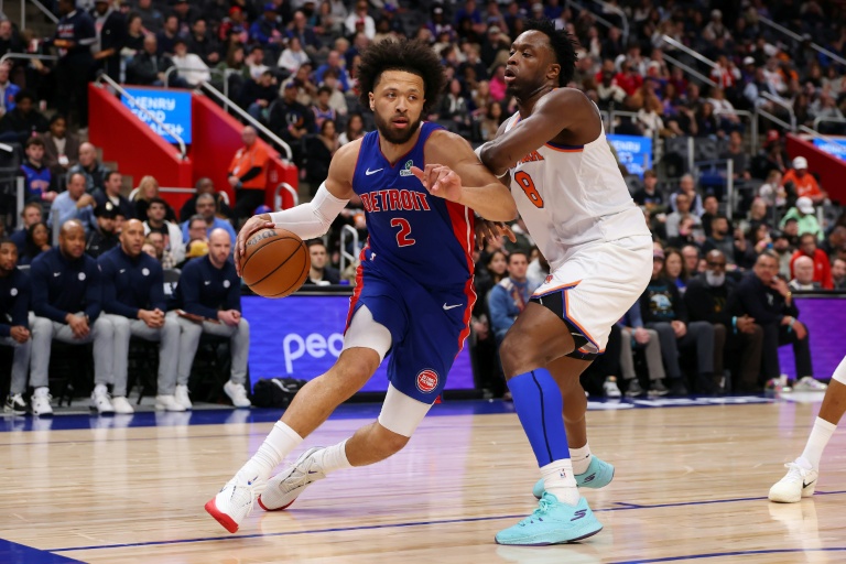 Cade Cunningham (g.), le meneur de Détroit, contourne OG Anunoby, l'ailier britannique de New York, lors d'une rencontre de NBA entre les Pistons et les Knicks, à Détroit, le 5 janvier 2026