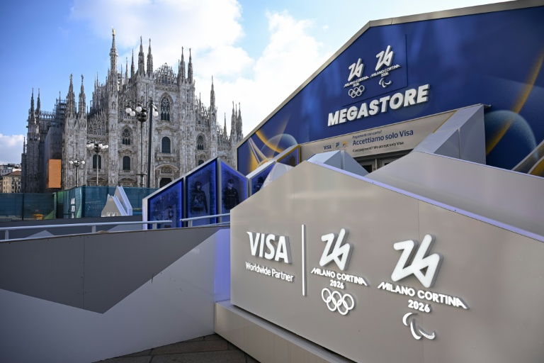 Une boutique officielle des JO de Milan-Cortina sur la place du Duomo, le 26 janvier 2026