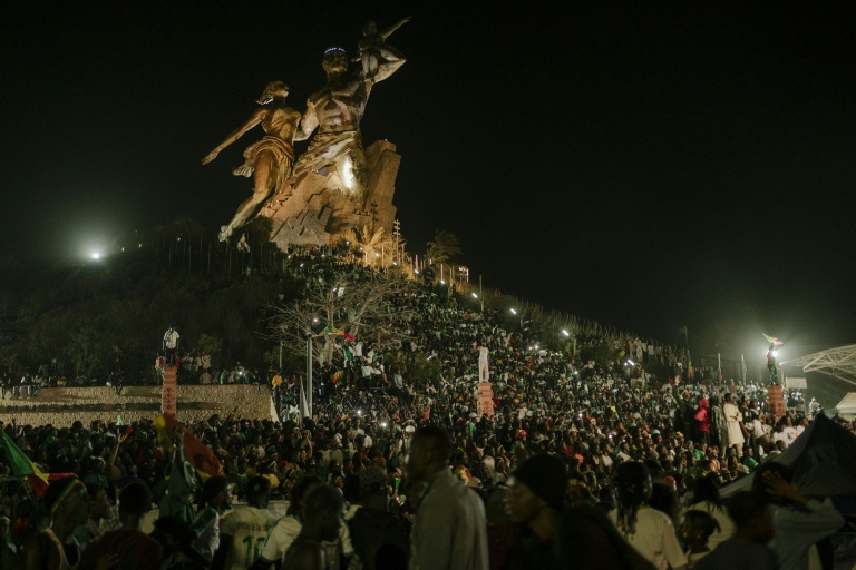Des supporters de l'équipe de football du Sénégal célèbrent la victoire des Lions de la Teranga en finale de la CAN 2025, le 18 janvier 2026 à Dakar