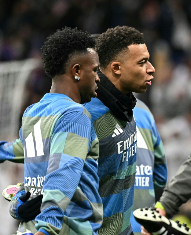 Les attaquants du Real Madrid Vinicius Jr et Kylian Mbappé (à droite) avant le match de Liga contre Levante le 17 janvier 2026 à Madrid