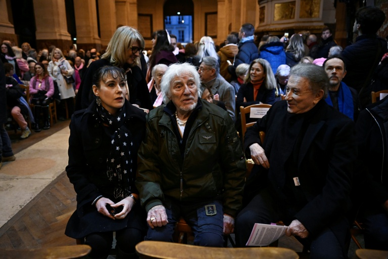 Le chanteur Hugues Aufray (c), sa femme Murielle (g) et Michel Drucker (d), assistent à une messe commémorative en l'honneur de la défunte actrice Brigitte Bardot à l'église Saint-Roch à Paris, le 28 janvier 2026