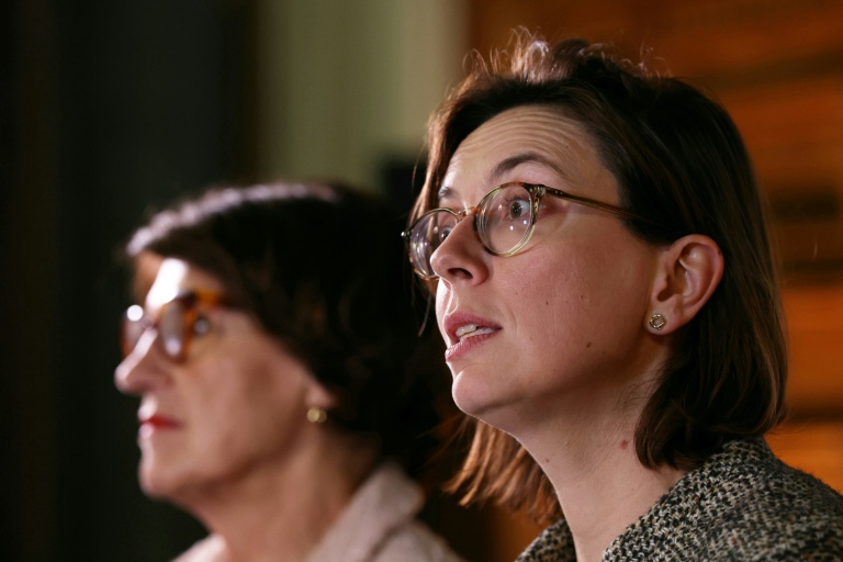 La ministre des Comptes publics, Amélie de Montchalin (d), et la ministre de l'Agriculture, Annie Genevard (g), lors d'une conférence de presse consacrée aux annonces concernant le secteur agricole au ministère de l'Agriculture à Paris, le 9 janvier 2026