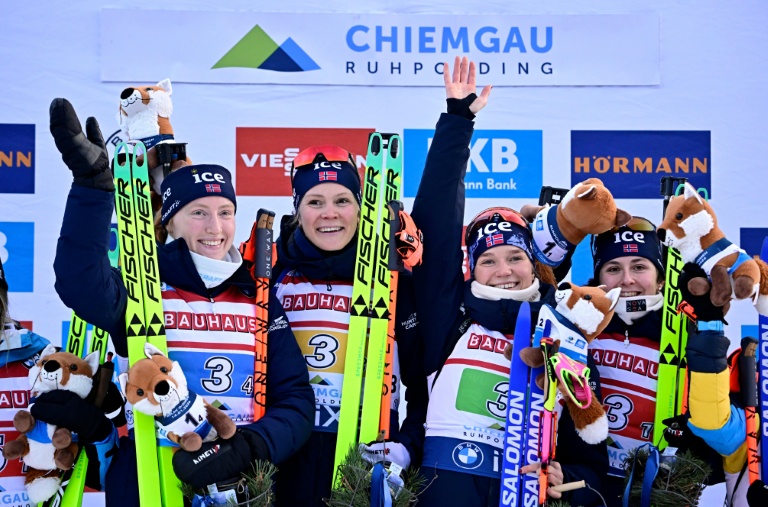 L'équipe de Norvège, composée de Maren Kirkeeide, Karoline Knotten, Juni Arnekleiv et Marthe Krakstad Johansen (de G à D) célèbre sur le podium sa victoire sur le relais de la manche de Coupe du Monde de biathlon à Ruhpolding (Allemagne), le 14 janvier 2026