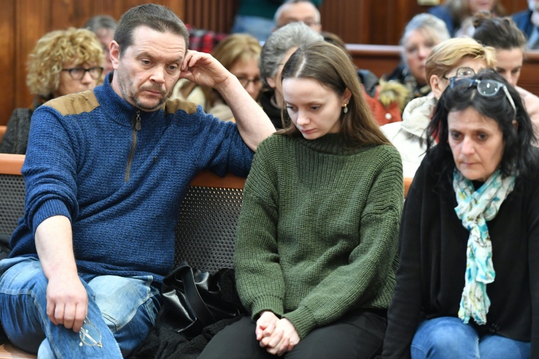 Chloé P. (c), entourée de ses parents, attend le début du procès de son ex-compagnon Marvin J. pour tentative de meurtre aggravé en 2022, devant les assises du Loir-et-Cher, le 15 janvier 2026 à Blois