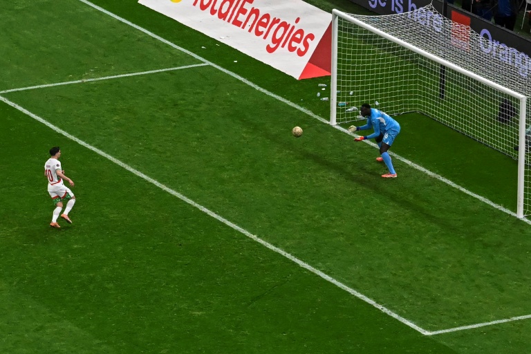 Le gardien du Sénégal Edouard Mendy arrête un pénalty tiré par l'ailier marocain Brahim Diaz, après une décision très contestée de l'arbitre, lors de la finale, en pleine confusion, de la Coupe d'Afrique des nations au Stade Prince Moulay Abdellah de Rabat le 18 janvier 2026