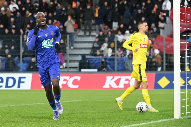 L'attaquant monégasque George Ilenikhena (G) célèbre son deuxième but sur la pelouse d'Orléans en 32e de finale de la Coupe de France, le 10 janvier 2026