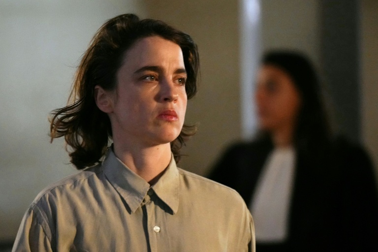 L'actrice Adèle Haenel sort de la salle d'audience au cours d'une pause lors du procès en appel de Christophe Ruggia, à Paris, le 19 décembre 2025