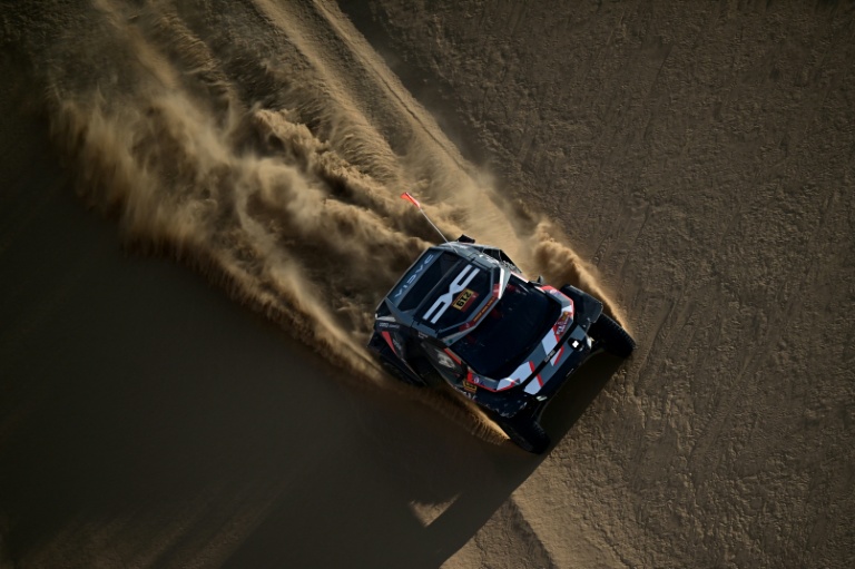 La Dacia Sandrider du français Sébastien Loeb et de son co-pilote Edouard Boulanger lors de la dixième étape du Dakar, près de Bisha (Arabie Saoudite), le 14 janvier 2026