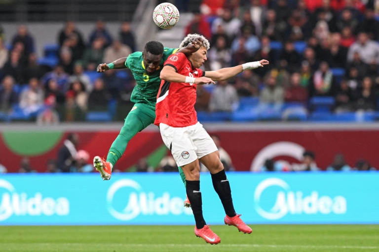 Le milieu de terrain sénégalais Idrissa Gueye (g.) et le milieu de terrain égyptien Emam Ashour (d.) lors de la demi-finale de la CAN entre le Sénégal et l'Égypte au Grand stade de Tanger, le 14 janvier 2026