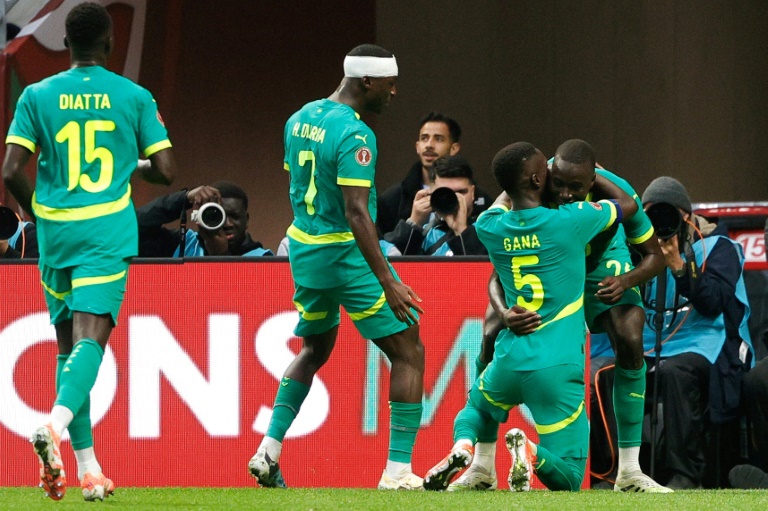 Les Sénégalais à la fête après le deuxième but de Pape Gueye (à droite) contre le Soudan, le 3 janvier 2026 à Tanger