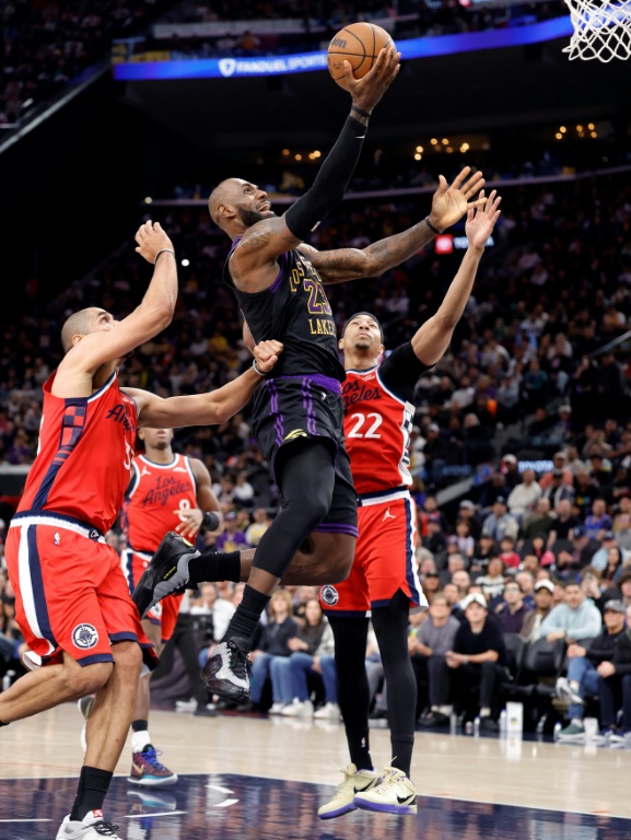 LeBron James des Los Angeles Lakers (au centre) face aux joueurs des Los Angeles Clippers Jordan Miller (à gauche) et Nicolas Batum le 22 janvier 2026 à Los Angeles