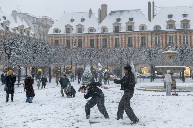 Des habitants se livrent à une bataille de boules de neige, le 5 janvier 2026 à Paris
