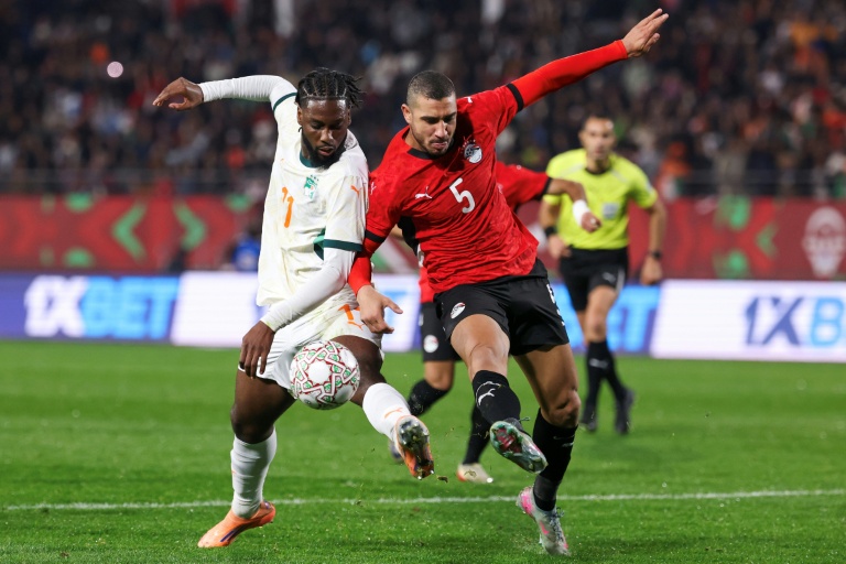 L'attaquant ivoirien  Jean-Philippe Krasso et le défenseur égyptien Ramy Rabia lors du quart de finale de la CAN-2025 remporté par l'Egypte 3-2, le 10 janvier 2026 à Agadir