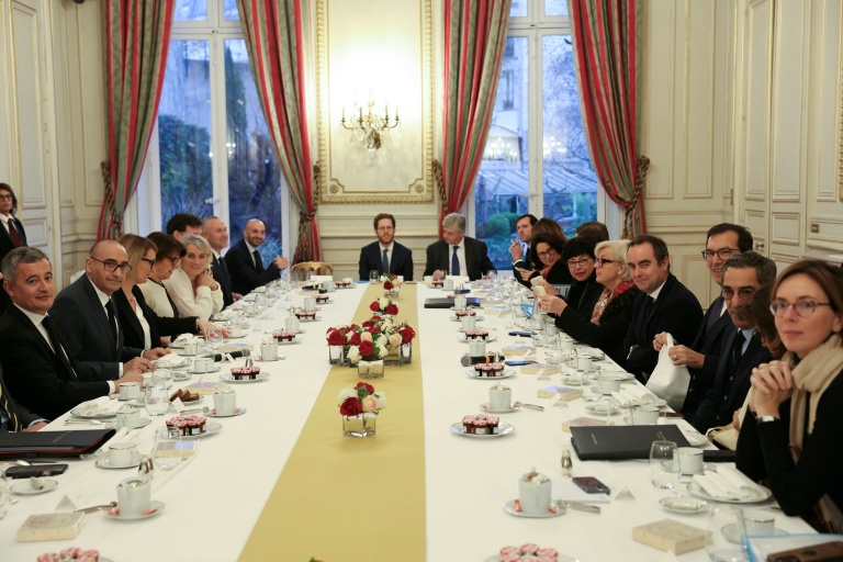 Les membres du gouvernement Lecornu rassemblés autour du Premier ministre (4e à droite) pour un petit déjeuner au ministère de l'Intérieur, à Paris le 5 janvier 2026