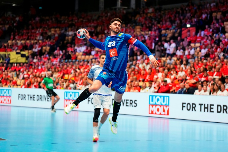 Le pivot de l'équipe de France Ludovic Fabregas pendant la rencontre face au Portugal, au tour principal de l'Euro, le 24 janvier 2026 à Herning (Danemark)