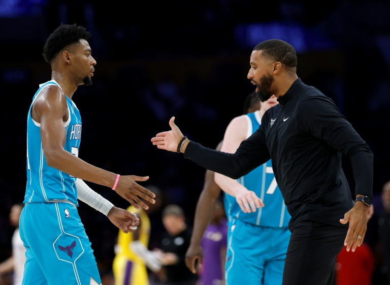 Brandon Miller (g.), l'ailier des Charlotte Hornets, avec son entraîneur Charles Lee lors d'une renconte de NBA contre les Los Angeles Lakers, à Los Angeles, le 15 janvier 2026