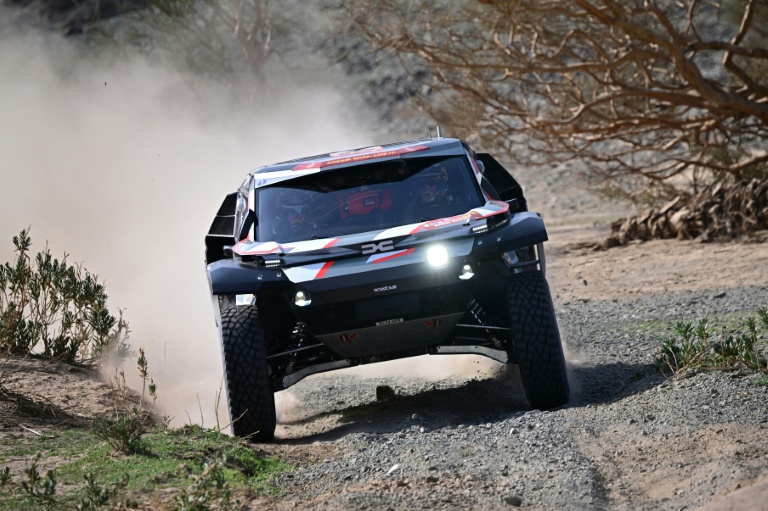 Le Français Sebastien Loeb au volant de sa Dacia Sandrider lors de la deuxième étape du rallye Dakar entre Yanbu et AlUla, en Arabie saoudite, le 5 janvier 2026
