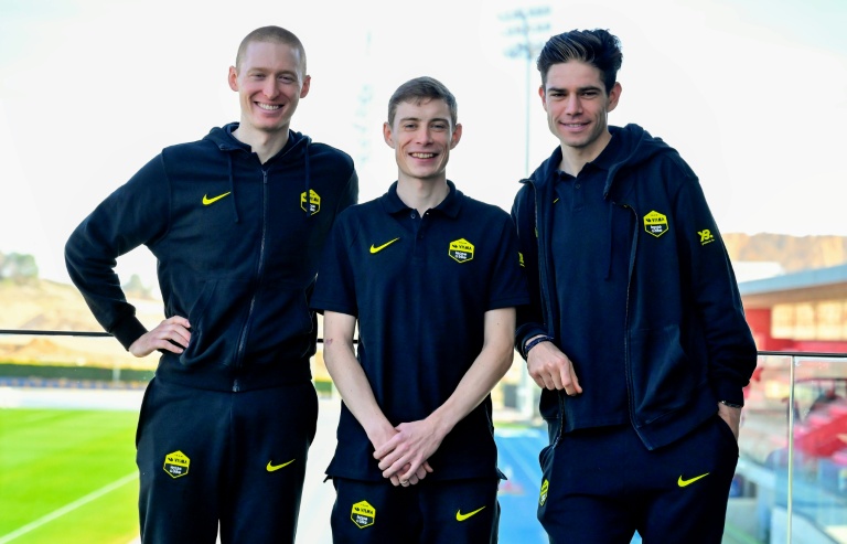 Les cyclistes Matteo Jorgenson, Jonas Vingegaard et Wout van Aert, lors de la journée média de l'équipe  Visma-Lease a Bike, à La Nucia près d'Alicante (Espagne)