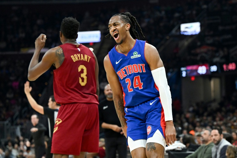 Le meneur des Detroit Pistons Daniss Jenkins exulte après avoir réussi un tir à trois points lors d'une rencontre de NBA contre les Cavaliers, à Cleveland, le 4 janvier 2026