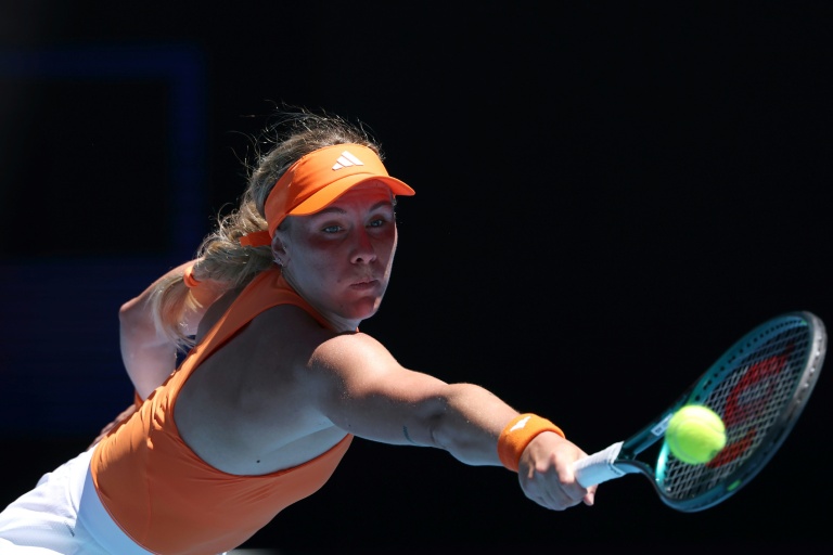 La Française Léolia Jeanjean contre la Grecque Maria Sakkari au premier tour de l'Open d'Australie le 18 janvier 2026 à Melbourne