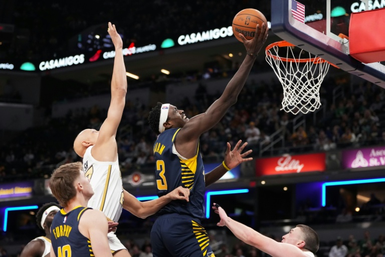 Pascal Siakam, l'ailier fort camerounais des Indiana Pacers, monte au panier lors d'une rencontre de NBA contre les Boston Celtics, à Indianapolis, le 12 janvier 2026