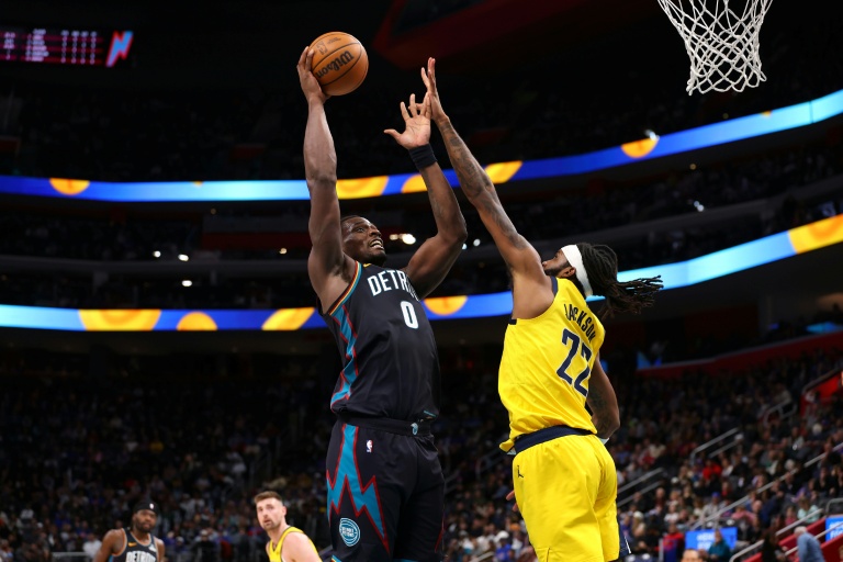 Jalen Duren (g.), le pivot des Detroit Pistons, monte au panier face à Isaiah Jackson (d.), le pivot des Indiana Pacers lors d'une rencontre de NBA, à Détroit, le 17 janvier 2026