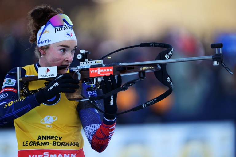 La Française Lou Jeanmonnot lors de la Coupe du monde de biathlon au Grand-Bornand, près d'Annecy, le 21 décembre 2025.