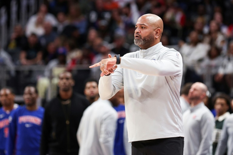 L'entraîneur des Pistons J.B. Bickerstaff donne des consines à ses joueurs lors d'un match contre les  Los Angeles Clippers, le 10 janvier 2026 à Detroit