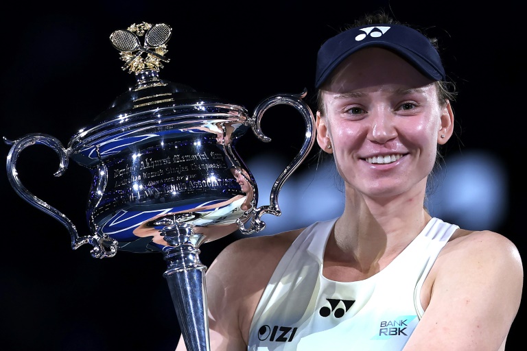 Elena Rybakina pose avec la coupe après sa victoire en finale de l'Open d'Australie, le 31 janvier 2026 à Melbourne