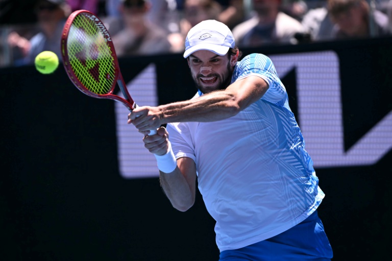 Valentin Vacherot renvoie la balle lors de son match contre Rinky Hijikata au 2e tour de l'Open d'Australie, le 22 janvier 2026 à Melbourne